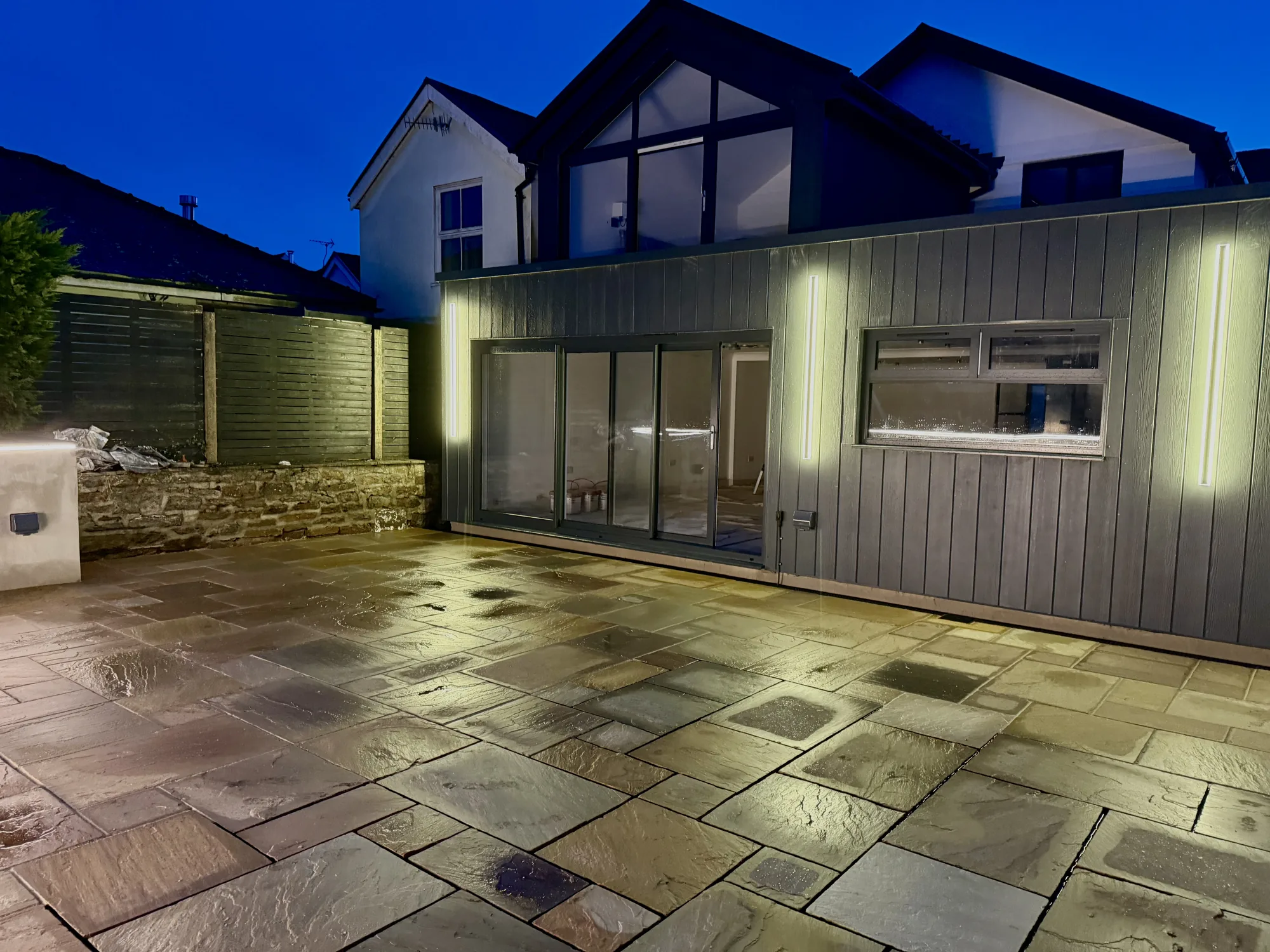 Weatherproof garden light fitting